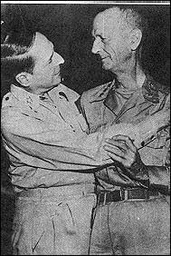 1945年8月31日,与被日军俘虏4年的温莱特·乔纳林将军重逢