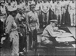 密苏里号上的受降仪式,尼米滋代表美国政府签字,后排左起为麦克阿瑟、哈尔西和谢尔曼将军